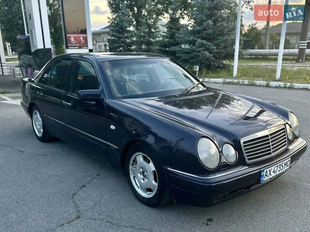 Синий Мерседес Е-Класс, объемом двигателя 3.2 л и пробегом 350 тыс. км за 3350 $, фото 2 на Automoto.ua