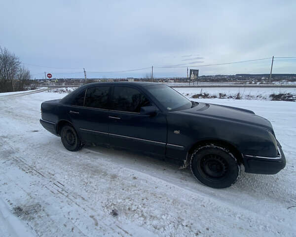 Синій Мерседес Е-Клас, об'ємом двигуна 2.2 л та пробігом 300 тис. км за 1190 $, фото 3 на Automoto.ua