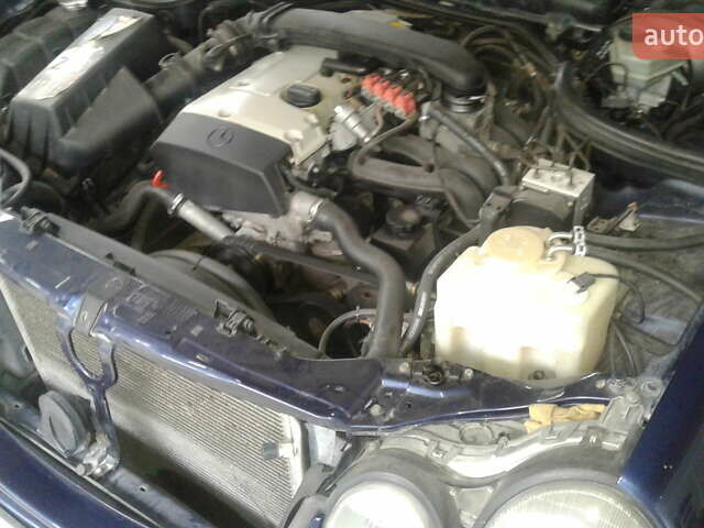 Синий Мерседес Е-Класс, объемом двигателя 2 л и пробегом 321 тыс. км за 4250 $, фото 4 на Automoto.ua