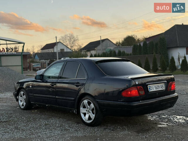 Мерседес Е-Класс 1998 в Черновцах на Automoto.ua Синий Мерседес Е-Класс, объемом двигателя 2 л и пробегом 300 тыс. км за 2750 $, фото 2 на Automoto.ua