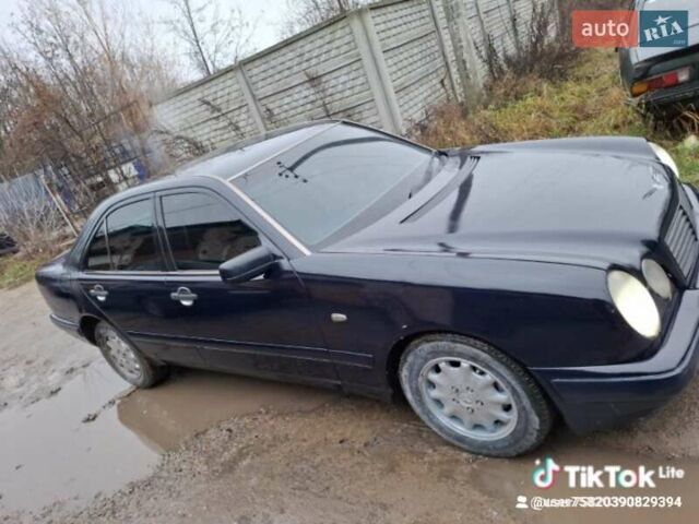 Синий Мерседес Е-Класс, объемом двигателя 2.4 л и пробегом 440 тыс. км за 3500 $, фото 5 на Automoto.ua