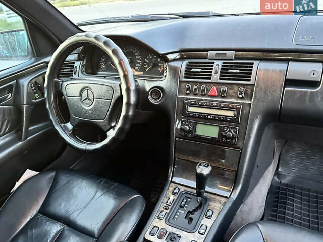 Синий Мерседес Е-Класс, объемом двигателя 3.2 л и пробегом 350 тыс. км за 3350 $, фото 5 на Automoto.ua