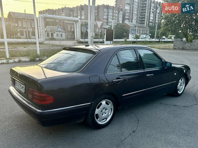 Синий Мерседес Е-Класс, объемом двигателя 3.2 л и пробегом 350 тыс. км за 3350 $, фото 3 на Automoto.ua