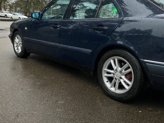 Синий Мерседес Е-Класс, объемом двигателя 2 л и пробегом 472 тыс. км за 2850 $, фото 1 на Automoto.ua