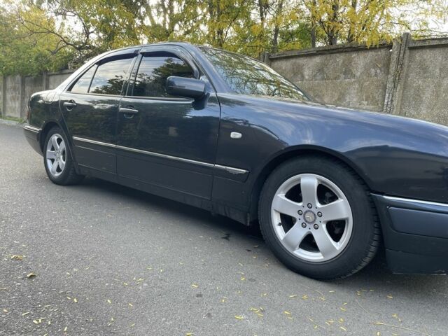Мерседес Е-Класс 1998 в Овидиополе на Automoto.ua Синий Мерседес Е-Класс, объемом двигателя 2.4 л и пробегом 333 тыс. км за 3300 $, фото 3 на Automoto.ua