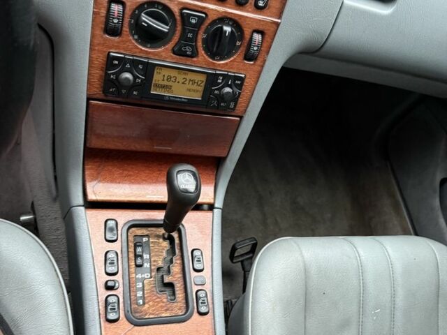 Синій Мерседес Е-Клас, об'ємом двигуна 2 л та пробігом 360 тис. км за 2550 $, фото 10 на Automoto.ua