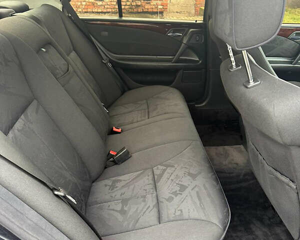 Синий Мерседес Е-Класс, объемом двигателя 2.2 л и пробегом 388 тыс. км за 4950 $, фото 6 на Automoto.ua