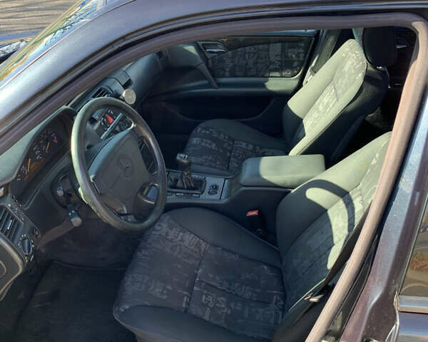 Синий Мерседес Е-Класс, объемом двигателя 2.4 л и пробегом 234 тыс. км за 3500 $, фото 17 на Automoto.ua