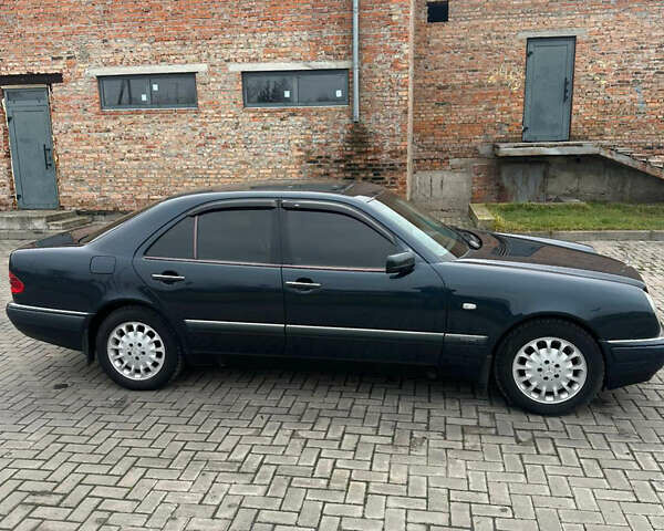 Синий Мерседес Е-Класс, объемом двигателя 2.2 л и пробегом 388 тыс. км за 4950 $, фото 3 на Automoto.ua