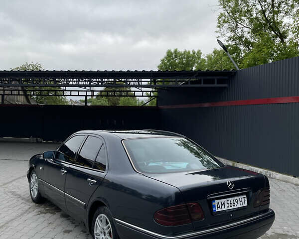 Синій Мерседес Е-Клас, об'ємом двигуна 2 л та пробігом 590 тис. км за 3500 $, фото 4 на Automoto.ua