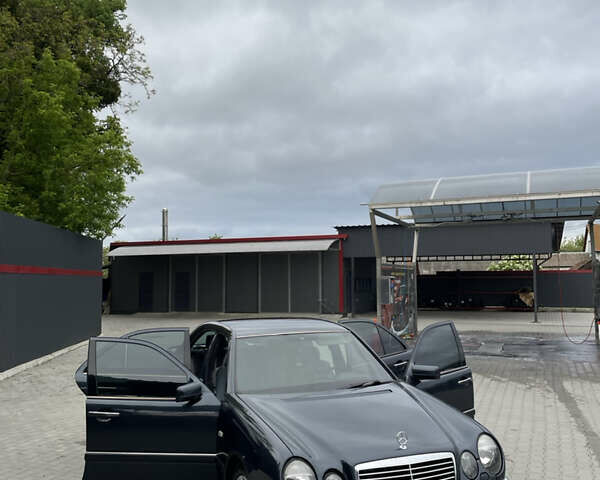 Синій Мерседес Е-Клас, об'ємом двигуна 2 л та пробігом 590 тис. км за 3500 $, фото 1 на Automoto.ua