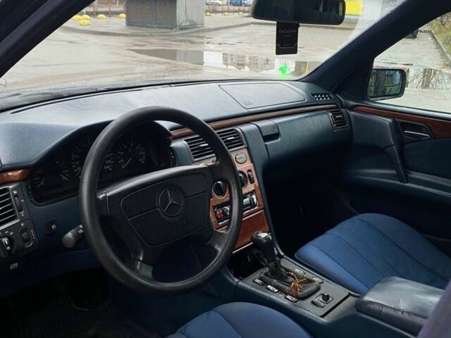 Синий Мерседес Е-Класс, объемом двигателя 2 л и пробегом 472 тыс. км за 2850 $, фото 6 на Automoto.ua