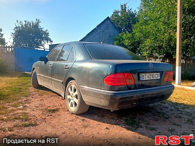 Синій Мерседес Е-Клас, об'ємом двигуна 2.8 л та пробігом 400 тис. км за 2500 $, фото 3 на Automoto.ua