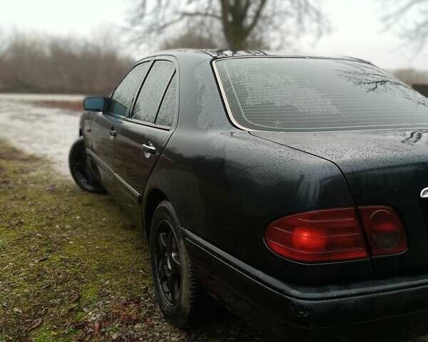 Синій Мерседес Е-Клас, об'ємом двигуна 2 л та пробігом 250 тис. км за 2250 $, фото 4 на Automoto.ua