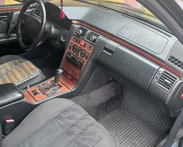 Синий Мерседес Е-Класс, объемом двигателя 2.8 л и пробегом 370 тыс. км за 4500 $, фото 3 на Automoto.ua