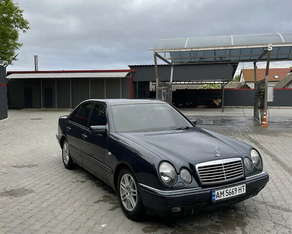 Синій Мерседес Е-Клас, об'ємом двигуна 2 л та пробігом 590 тис. км за 3500 $, фото 2 на Automoto.ua