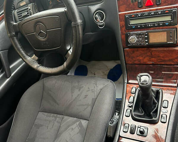 Синий Мерседес Е-Класс, объемом двигателя 2.2 л и пробегом 388 тыс. км за 4950 $, фото 4 на Automoto.ua