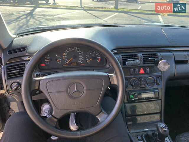 Синий Мерседес Е-Класс, объемом двигателя 2.4 л и пробегом 234 тыс. км за 3500 $, фото 18 на Automoto.ua