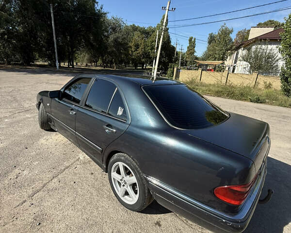Синій Мерседес Е-Клас, об'ємом двигуна 2.2 л та пробігом 390 тис. км за 3500 $, фото 2 на Automoto.ua