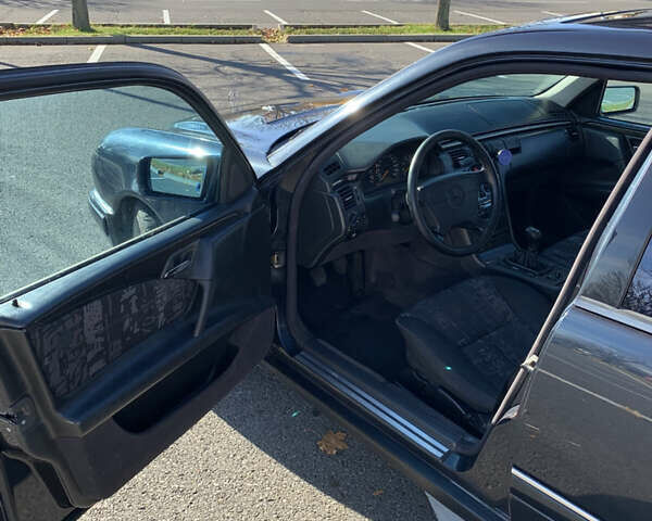 Синий Мерседес Е-Класс, объемом двигателя 2.4 л и пробегом 234 тыс. км за 3500 $, фото 16 на Automoto.ua