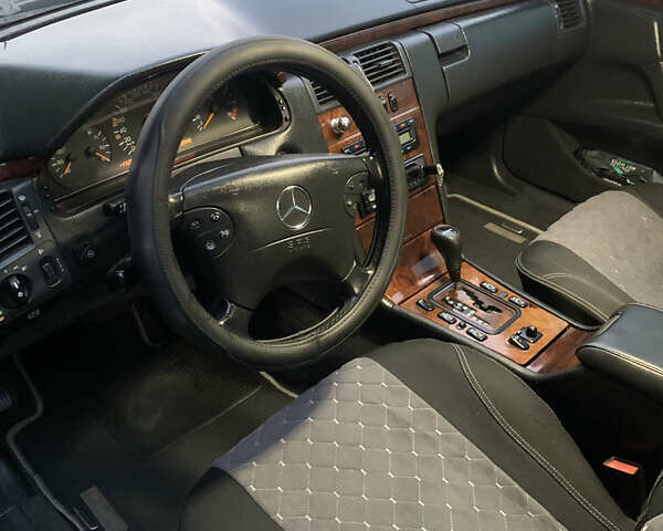 Синій Мерседес Е-Клас, об'ємом двигуна 2.8 л та пробігом 381 тис. км за 3300 $, фото 17 на Automoto.ua