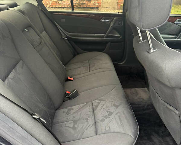 Синий Мерседес Е-Класс, объемом двигателя 2.2 л и пробегом 388 тыс. км за 4950 $, фото 17 на Automoto.ua