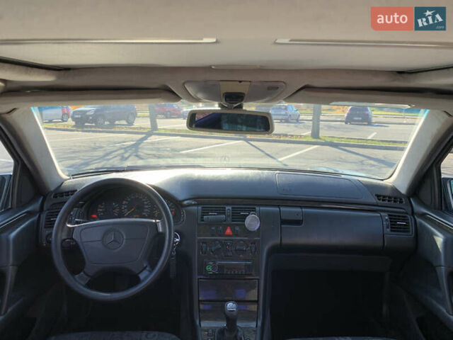 Синий Мерседес Е-Класс, объемом двигателя 2.4 л и пробегом 234 тыс. км за 3500 $, фото 22 на Automoto.ua