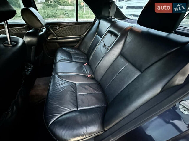 Синий Мерседес Е-Класс, объемом двигателя 3.2 л и пробегом 350 тыс. км за 3350 $, фото 8 на Automoto.ua