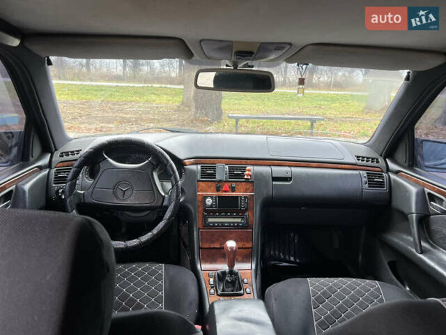 Синий Мерседес Е-Класс, объемом двигателя 2 л и пробегом 200 тыс. км за 3600 $, фото 13 на Automoto.ua