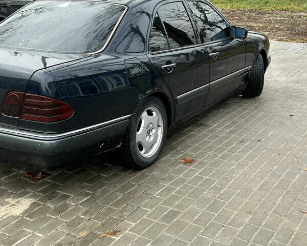 Синий Мерседес Е-Класс, объемом двигателя 2 л и пробегом 200 тыс. км за 3600 $, фото 4 на Automoto.ua