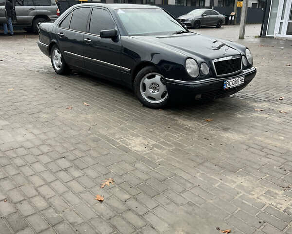 Синий Мерседес Е-Класс, объемом двигателя 2 л и пробегом 200 тыс. км за 3600 $, фото 2 на Automoto.ua