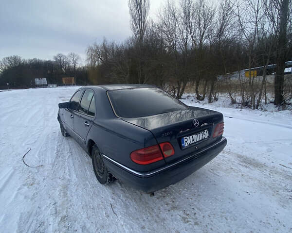 Синій Мерседес Е-Клас, об'ємом двигуна 2.2 л та пробігом 300 тис. км за 1190 $, фото 6 на Automoto.ua