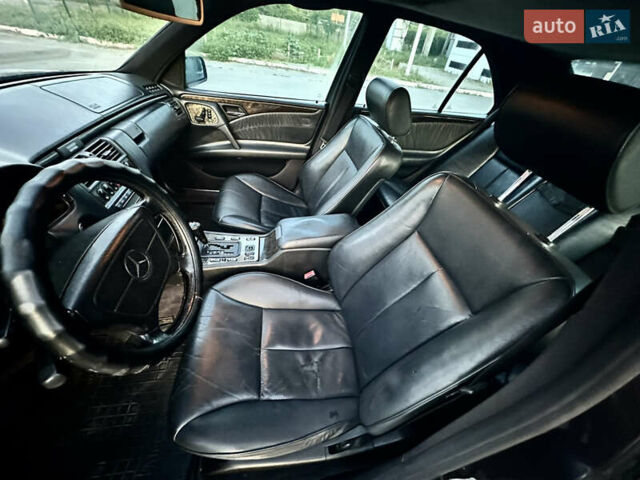 Синий Мерседес Е-Класс, объемом двигателя 3.2 л и пробегом 350 тыс. км за 3350 $, фото 6 на Automoto.ua