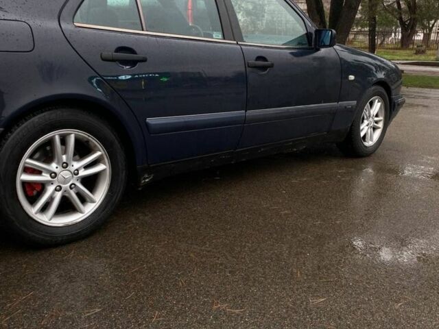 Синий Мерседес Е-Класс, объемом двигателя 2 л и пробегом 472 тыс. км за 2850 $, фото 2 на Automoto.ua