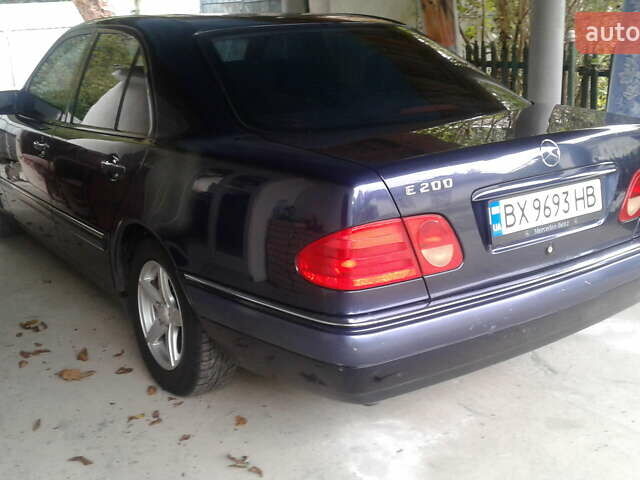 Синий Мерседес Е-Класс, объемом двигателя 2 л и пробегом 321 тыс. км за 4250 $, фото 2 на Automoto.ua