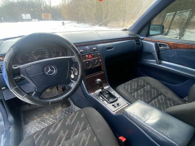 Синій Мерседес Е-Клас, об'ємом двигуна 2.2 л та пробігом 300 тис. км за 1190 $, фото 13 на Automoto.ua