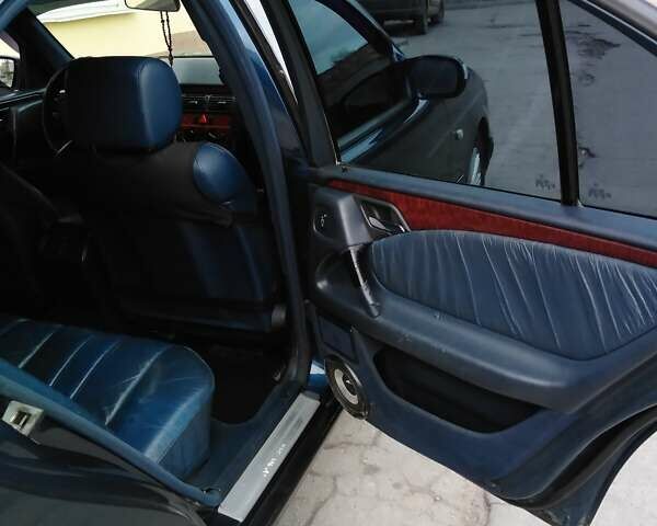 Синий Мерседес Е-Класс, объемом двигателя 2.8 л и пробегом 515 тыс. км за 4200 $, фото 5 на Automoto.ua