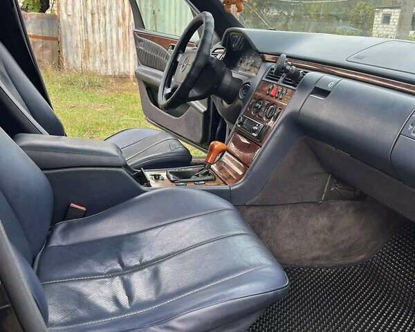 Мерседес Е-Класс 1998 в Харькове на Automoto.ua Синий Мерседес Е-Класс, объемом двигателя 2.5 л и пробегом 225 тыс. км за 3900 $, фото 33 на Automoto.ua