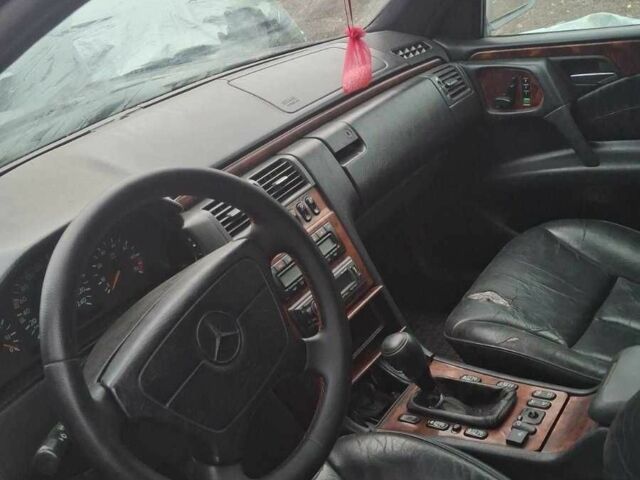 Синій Мерседес Е-Клас, об'ємом двигуна 2.4 л та пробігом 400 тис. км за 1800 $, фото 8 на Automoto.ua