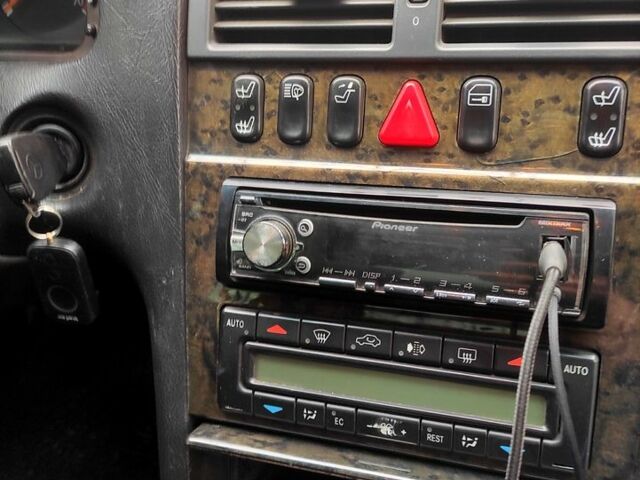 Синий Мерседес Е-Класс, объемом двигателя 2.8 л и пробегом 450 тыс. км за 4200 $, фото 12 на Automoto.ua