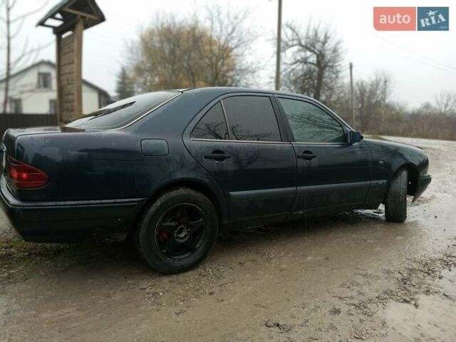 Синій Мерседес Е-Клас, об'ємом двигуна 2 л та пробігом 250 тис. км за 2250 $, фото 1 на Automoto.ua