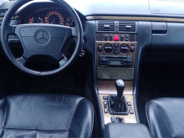 Синий Мерседес Е-Класс, объемом двигателя 2.5 л и пробегом 350 тыс. км за 3350 $, фото 6 на Automoto.ua