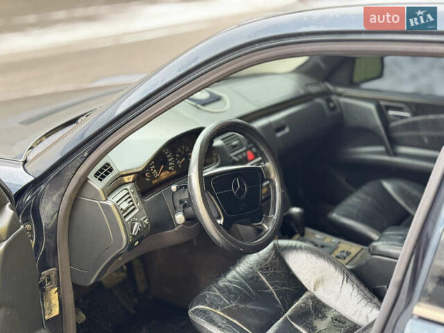 Синий Мерседес Е-Класс, объемом двигателя 2.8 л и пробегом 450 тыс. км за 2400 $, фото 15 на Automoto.ua