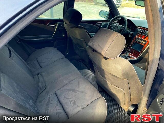 Синий Мерседес Е-Класс, объемом двигателя 2.8 л и пробегом 370 тыс. км за 2555 $, фото 6 на Automoto.ua