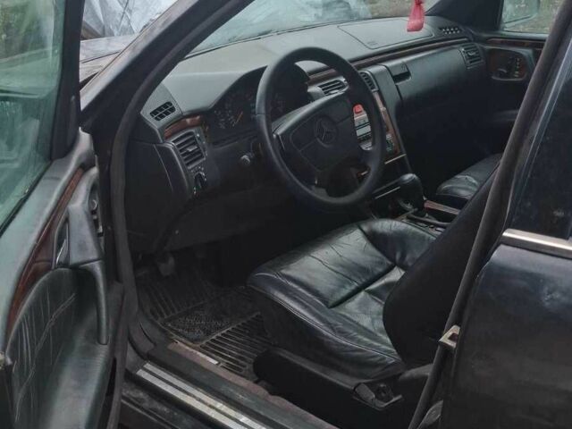 Синій Мерседес Е-Клас, об'ємом двигуна 2.4 л та пробігом 400 тис. км за 1800 $, фото 7 на Automoto.ua