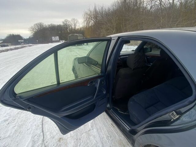 Синій Мерседес Е-Клас, об'ємом двигуна 2.2 л та пробігом 300 тис. км за 1099 $, фото 20 на Automoto.ua