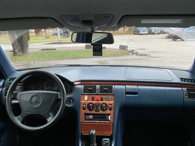 Синий Мерседес Е-Класс, объемом двигателя 2 л и пробегом 472 тыс. км за 2850 $, фото 5 на Automoto.ua