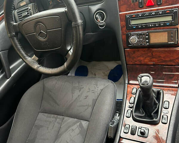 Синий Мерседес Е-Класс, объемом двигателя 2.2 л и пробегом 388 тыс. км за 4950 $, фото 15 на Automoto.ua