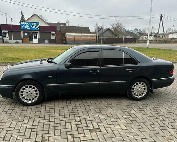 Синий Мерседес Е-Класс, объемом двигателя 2.2 л и пробегом 388 тыс. км за 4950 $, фото 2 на Automoto.ua