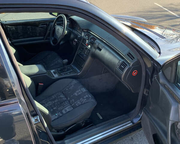 Синий Мерседес Е-Класс, объемом двигателя 2.4 л и пробегом 234 тыс. км за 3500 $, фото 21 на Automoto.ua